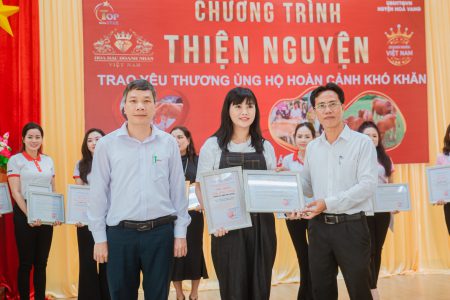 Bác sĩ Thu Venus đồng hành cùng Hoa hậu Doanh nhân Việt Nam 2022 trong chương trình trao tặng bò cho hộ nghèo