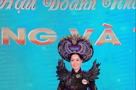 Doanh nhân Trần Thị Huyền Trân cùng khoảnh khắc xúc động bên gia đình trong đêm thiện nguyện
