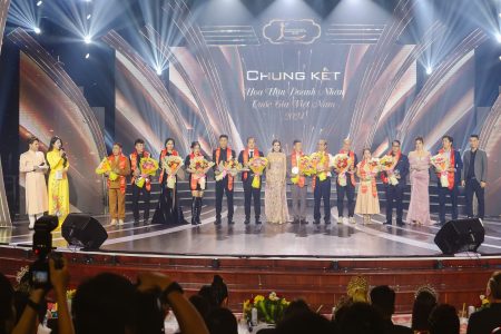BÀ TRƯƠNG THỊ THẢO – ĐẠI DIỆN ĐƠN VỊ TÀI TRỞ ẨM THỰC NHÀ HÀNG LONG HƯƠNG THAM DỰ CHUNG KẾT HOA HẬU DOANH NHÂN QUỐC GIA VIỆT NAM 2024